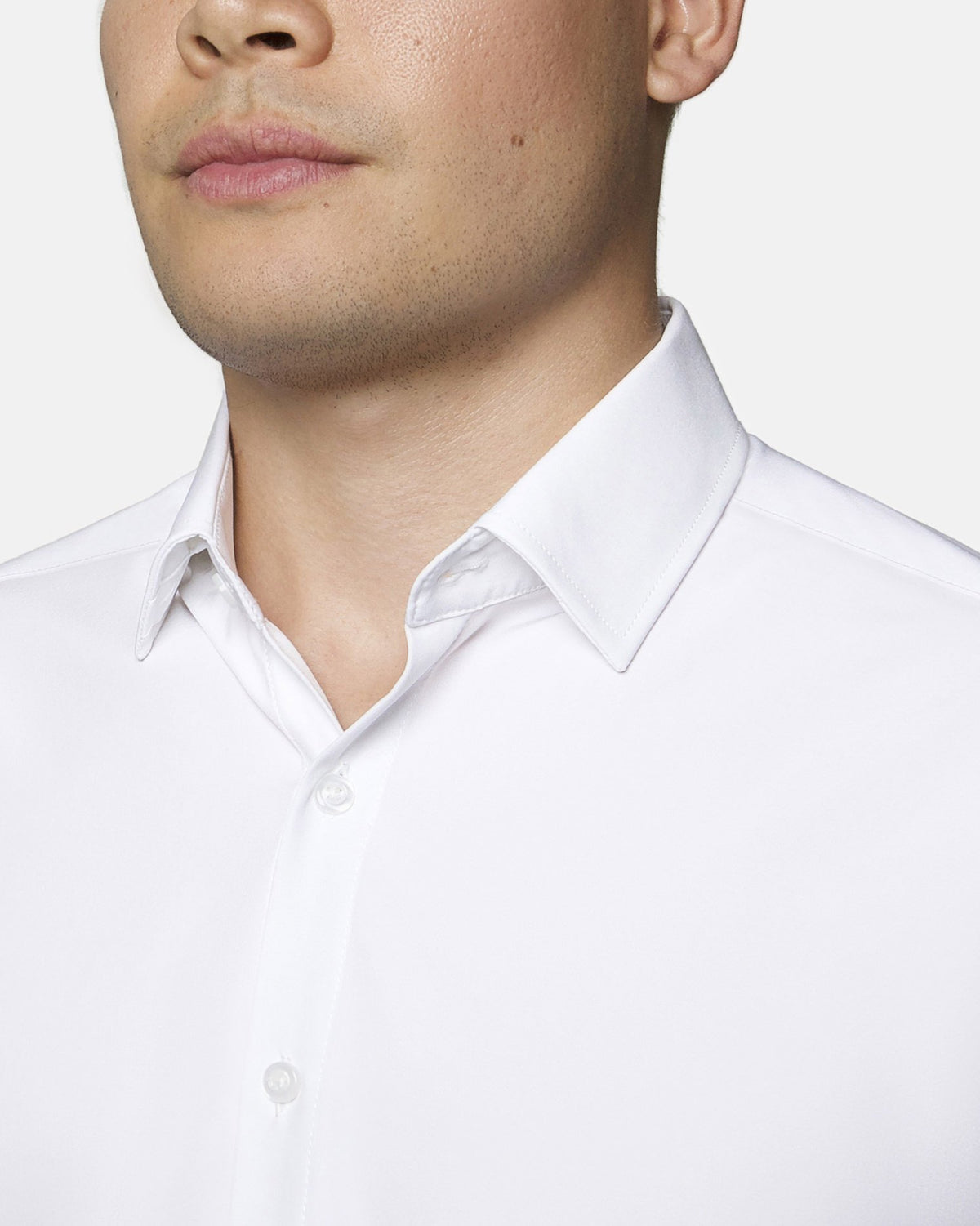 Lowered second button for a more modern and well-defined collar